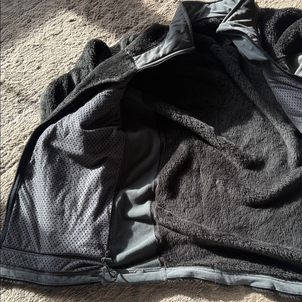 Patagonia Men’s Gray/Black Fleece Jacket - Picture 4 of 4